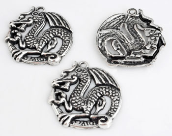 Pendentifs/breloques de métal, dragon ± 33x31mm (oeil ± 2mm). Couleur: Vieil Argent Code: D11705 --- Metal, dragon 33x31mm Vx. Argent---
