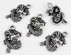 Pendentifs/breloques de métal, dragon ± 28x16mm (oeil ± 2,5mm).Couleur: vieil argent Code: D11710 --- Metal, dragon 28x16mm Vx. Argent---