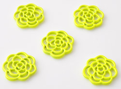 Pendentifs/entre-deux de métal, fleur ± 16mm (oeil ± 1,5mm). Couleur: Lime Code: D14848 --- Metal, fleur 16mm (oeil : 1,5mm) Lime---