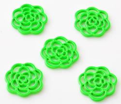 Pendentifs/entre-deux de métal, fleur ± 16mm (oeil ± 1,5mm). Couleur: Vert vif Code: D14849 --- Metal, fleur 16mm (oeil : 1,5mm) Vert vif---