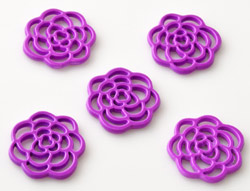 Pendentifs/entre-deux de métal, fleur ± 16mm (oeil ± 1,5mm). Couleur: Violet Code: D14850 --- Metal, fleur 16mm (oeil : 1,5mm) Violet---