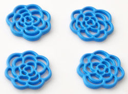 Pendentifs/entre-deux de métal, fleur ± 16mm (oeil ± 1,5mm). Couleur: Bleu Code: D14851 --- Metal, fleur 16mm (oeil : 1,5mm) Bleu---