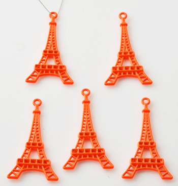 Breloque en métal de couleur Orange Violent en forme de tout Eiffel de +- 44x24mm. Œil: +- 1,5mm. Code: D14859 --- Trour Eiffel 44x24mm Orange Violent ---