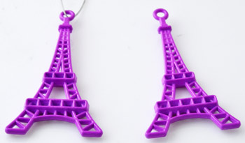 Breloque en métal de couleur violet en forme de tout Eiffel de +- 44x24mm. Œil: +- 1,5mm. Code: D14861 --- Trour Eiffel 44x24mm Violet---