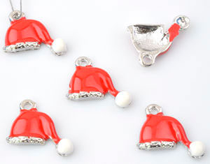 Pendentif, breloque en métal en forme de chapeau de Noël avec époxy rouge. Dimensions: +- 13x17mm. Œil: +- 2mm. Couleur: Rouge et Blanc Code: D15383 --- Chapeau Noel Rouge et blanc---