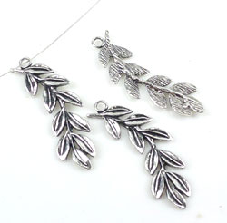Pendentif, breloque de métal en forme de feuille de +- 52x14mm. Œil: +- 3mm. Couleur: argent vieilli. Code: D15561 --- Feuille 52x14 Argent vieilli---
