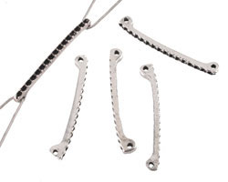 Pendentifs/entre-deux de métal ± 36x5mm, décorés avec cadres pour ± 1mm imitations de diamant et avec 2 yeux 36x5mm (± 1,5mm). Couleur: Argent Vieilli Code: D15720 --- separateur 36 x 5mm. 2yeux. Vx.Argent---