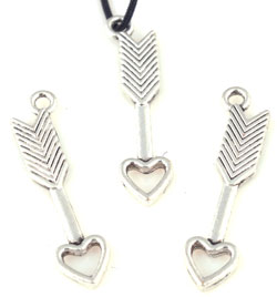 Pendentifs/breloques en métal, flèche avec coeur ± 30x7mm (oeil ± 1,5mm). Couleur: Argent Vieilli Code: D16926 --- Fleche avec coeur 30x7mm Vx.Argent---
