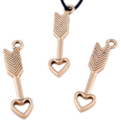 Code: D16928    --- Fleche avec coeur 30x7mm Vx.Or---