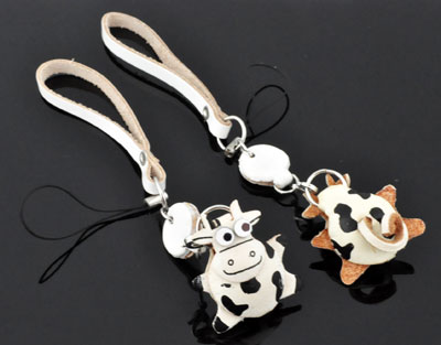 Code: J01472    --- Pendentif cuir vache 16x3cm.---