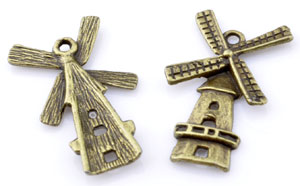 Pendentif en métal de couleur bronze. Forme de moulin. Dimension: +-28x16mm. Code: D09542 --- Pendentif Moulin 28x16 Bronze---