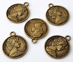 Pendentif, breloque de métal en forme de poièce de monnaie avec le visage de Code: D10806 --- Elisabeth II 23x20 Bronze---