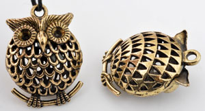 Pendentif, breloque de métal en forme de hibou. Dimension: +- 34x25,5mm. Œil: +- 2,5mm.. Couleur: Bronze Code: D13477 --- Hibou bronze 34x25mm.---