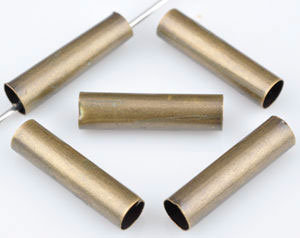 Perle enmétal en forme de tube de +- 15x4mm. Trou: +- 3,5mm. Couleur: bronze vieux. Code: D15433 --- Metal Tube 15x4 Bronze Vx.---