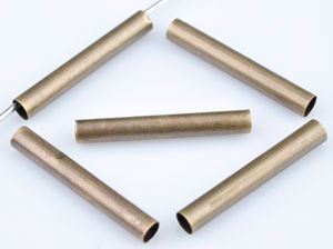 Perle enmétal en forme de tube de +-20x3mm. Trou: +- 2,5mm. Couleur: bronze vieux. Code: D15434 --- Metal Tube 20x3 Bronze Vx.---