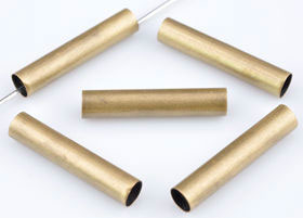 Perle enmétal en forme de tube de +-19x4mm. Trou: +- 3,5mm. Couleur: bronze vieux. Code: D15435 --- Metal Tube 19x4 Bronze Vx.---