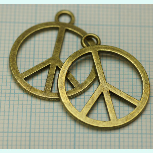 Pendentif, breloque en métal de couleur bronze. Peace de +- 21mm.de diamètre. Épaisseur: +- 1,5mm. Œil de +- 4mm. Et trou de +- 3mm. Code: PEACEBR --- Peace Bronze 21mm.---