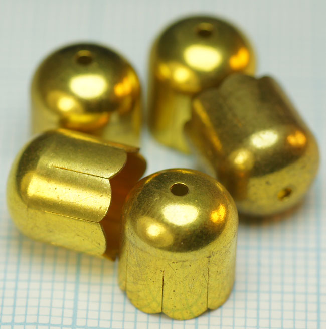 Calotte métal doré de +- 9mm.de haut et +-9mm.de diamètre. Trou supérieur: +-1mm. Code: CAL009 --- Calotte doree 9x9---