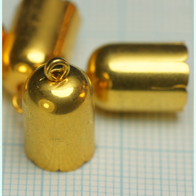Calotte métal doré de +- 14mm.de haut et +-9mm.de diamètre. Oeil: +-1mm. Code: CAL011 --- Calotte doree 14x9 Oeil:1mm.---