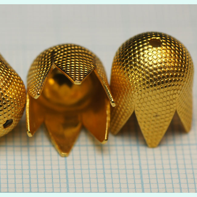 Calotte métal doré de +- 15mm.de haut et +-12mm.de diamètre. Trou supérieur: +-1mm. Code: CAL012 --- Calotte doree 15X12---