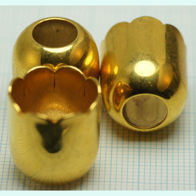 Calotte métallique dorée de +- 17mm.de haut: +-17mm.de diamètre. Trou supérieur: +- 9mm. Code: CAL014 --- Calotte doree 17x17 Trou:9---