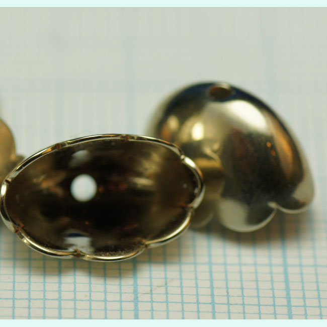 Calotte métallique de +- 13mm.de longueur: +-8mm.de haut et +- 9mm.de profondeur. Couleur: Nickel Code: CAL015 --- Calotte nickel 13x8x9---