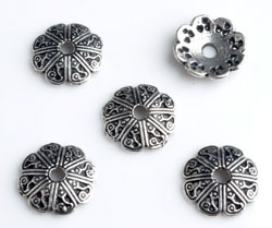 Calotte de métal, fleur décoré ± 13mm . Couleur: Argent vieilli Code: D10381 --- Calotte metal, fleur decor 13mm ---