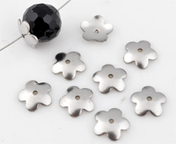 Calotte en acier inoxydable en forme de fleur de +- 8mm.de diamètre. Trou: +- 0.5mm. Couleur: Nickel Code: D11368 --- Calotte acier inox. Fleur 8mm.---