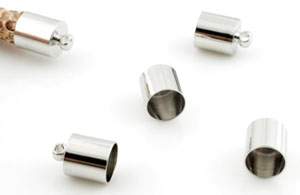 Calotte en métal +- 11 x 7 mm. Trou: +- 6,5mm. Oeil: +- 1,5mm. Couleur: Nickel Code: D12230 --- Calotte metal avec oeil 11x7mm.---