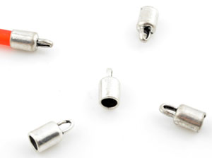 Calotte de métal de +- 14 x 7mm. Trou: +- 5mm et œil +- 3,5 x 1,8mm. Couleur nickel Code: D12274 --- Calotte 14x7 Trou 5mm. Nickel---