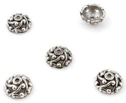 Calottes de matière synthétique metal look, décorées ± 12,5x6,5mm (trou ± 2mm). Couleur: Argent vieilli Code: D12732 --- Synth. Calotte 12,5x6,5mm. Trou 2mm. Vx argent---