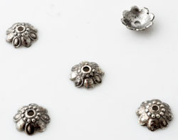 Calottes de matière synthétique metal look, fleur, décorées ± 9x3mm (trou ± 2mm). Couleur: Argent vieilli Code: D12742 --- Calottes Synth. décores 9x3mm trou: 2mm Vx Argent---