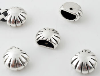 Calottes de métal, décorées ± 13x16mm (trou ± 10x6mm).Couleur: Argent vieilli. Code: D13649 --- Calotte plate 13x16 Vx.argent. Trou: 10x6---
