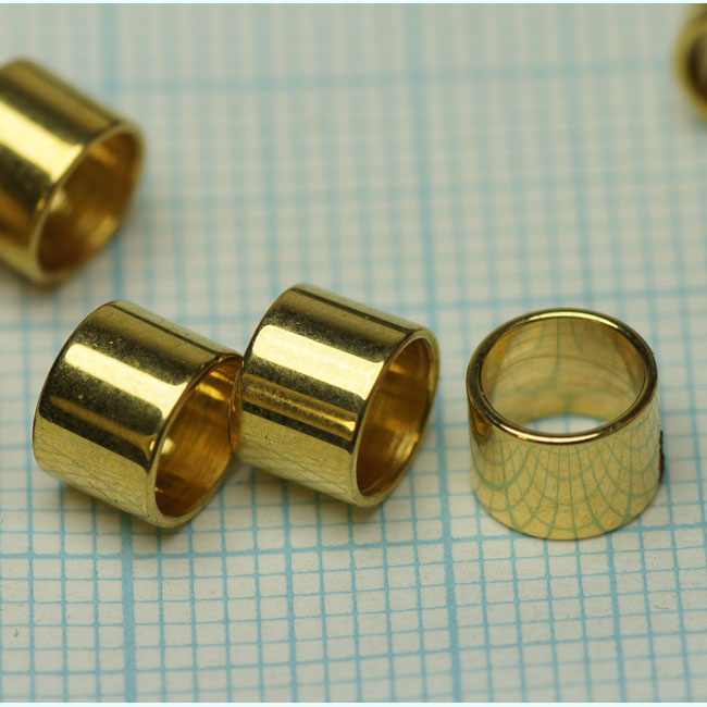Tube en métal de couleur or. Dimension: +- 5x5mm. Code: TUBEOR1 --- Tube 5x5 Or---