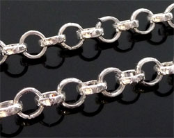 Chaine en métal décoré. Maille de +- 4,8mm. Se vend par mètre. Couleur: Argenté Code: D07461 --- Chaine metal 4,8mm. Argente---