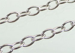 Chaine en métal de couleur nickel noir. Mailles de +- 6,5mm.x4mm. Se vend au mètre. (prédécoupé) Code: D07824 --- Chaine metal 6,5x4mm. Nickel noir---