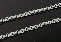 Chaine en métal. Maille de +- 2mm. Se vend par mètre. Couleur: Plaqué argent Code: D08999 --- Chaine metla 2mmx1m. Silver Plated---