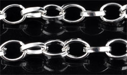 Chaine en métal composée de mailles de +- 8x6mm. Couluer nickel. Se vend par mètre. Code: D09233 --- Chaine metal 8x6 Couleur nickel---