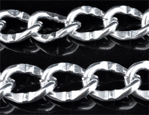 Chaine en aluminium décoré. Mailles :+- 20x15mm. Se vend au mètre. Couleur argentée Code: D09236 --- 1m. Chaine maille +-20x15mm. Argente---