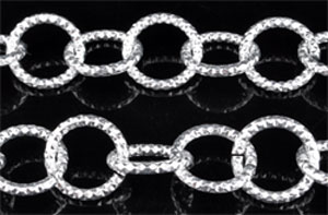 Chaine en aluminium décoré. Mailles :+- 15x2mm. Se vend au mètre. Couleur argentée Code: D09237 --- 1m. Chaine alu 15x2mm. Argente---