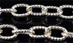 Chaine en aluminium décoré. Mailles: +-17x11mm. Se vend au mètre. Couleur dorée Code: D09240 --- 1m. Chaine alu 17x11mm. Dore---
