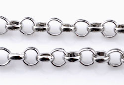 Chaine métalique, maille de +-4mm.. Couleur nickel. Ne contient pas de nickel. Se vend par un mètre. Code: D09673 --- Chaine metal, maille 4mm. Nickel---