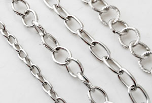Mélange de 5 chaînes de métal de ± 100cm de longueur et de ± 5-8mm de grosseur. Couleur: Nickel Code: D13754 --- Mélange de 5 chaines de metal +- 100cm. Nickel---