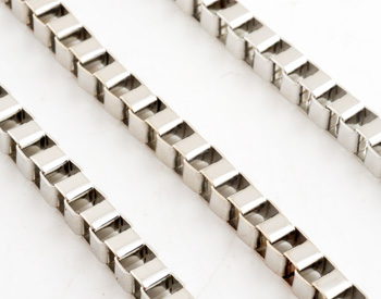 Chaînes de métal ± 100cm (± 4x5mm gros). Couleur: Nickel Code: D14231 --- 1m. Chaine metal cubique 4x5mm. Nickel---