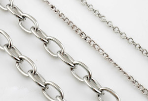 Mélange de chaînes de métal ± 30-100cm (± 2-6mm gros). Couleur: Nickel Code: D14527 --- Melange de chaines 2 et 6mm.grosseur. Nickel---