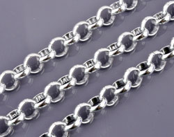Chaine en aluminium de mailles circulaires de +- 8mm.de diamètre. Couleur: Nickel. Se vend au mètre. Code: D15597 --- Chaine Alu. Maille8. Nickel---
