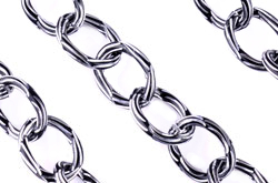 Aluminium chaîne ± 13x11mm, ± 2mm gros (± 100cm). Couleur: Noir Code: D16013 --- 1m. Chaine Alu. Mailles: 13x11mm Noir---
