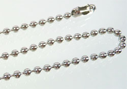 Chaine de +- 50 cm. en métal. Collier à bille de +- 2,2mm.de grosseur. Fermoir: +- 3,5mm. Couleur: Nickel Code: J00579 --- Collier 50cm. Billes 2,2mm. Fermoir: 3,5mm.---