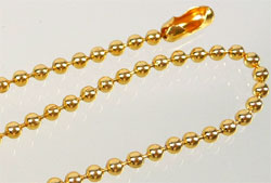 Chaine, Collier en métal avec fermoir. Longueur: +- 50cm. Boules de 2,2mm.d'épaisseur et fermoir de +- 3,5mm.d'épaisseur. Couleur: Doré Code: J00583 --- Chaine metal avec fermoir 50cm. Dore---