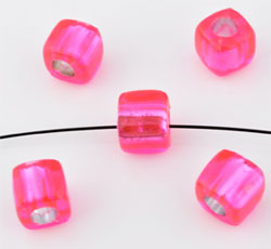 Code: D09874    --- Cube 7mm. Synthetique. Fuschia---